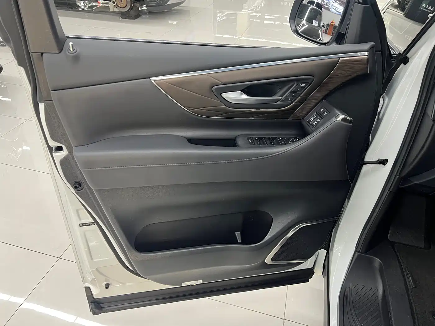 Toyota Vellfire 2024 Crown Hybrid 2.5L Executive Premium Edition фото 19