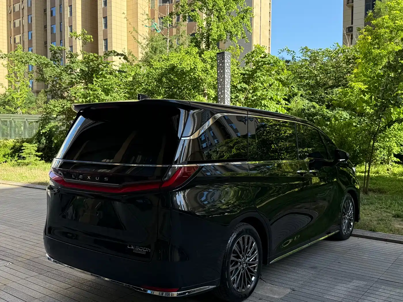 Lexus LM 2025 Model 500h Four-Seater Imperial Edition фото 7