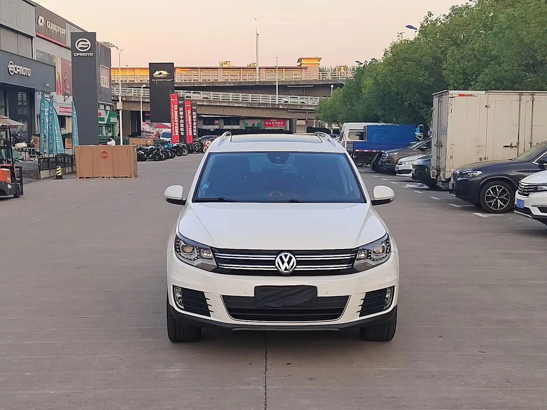 Photo 2 - Volkswagen Tiguan
