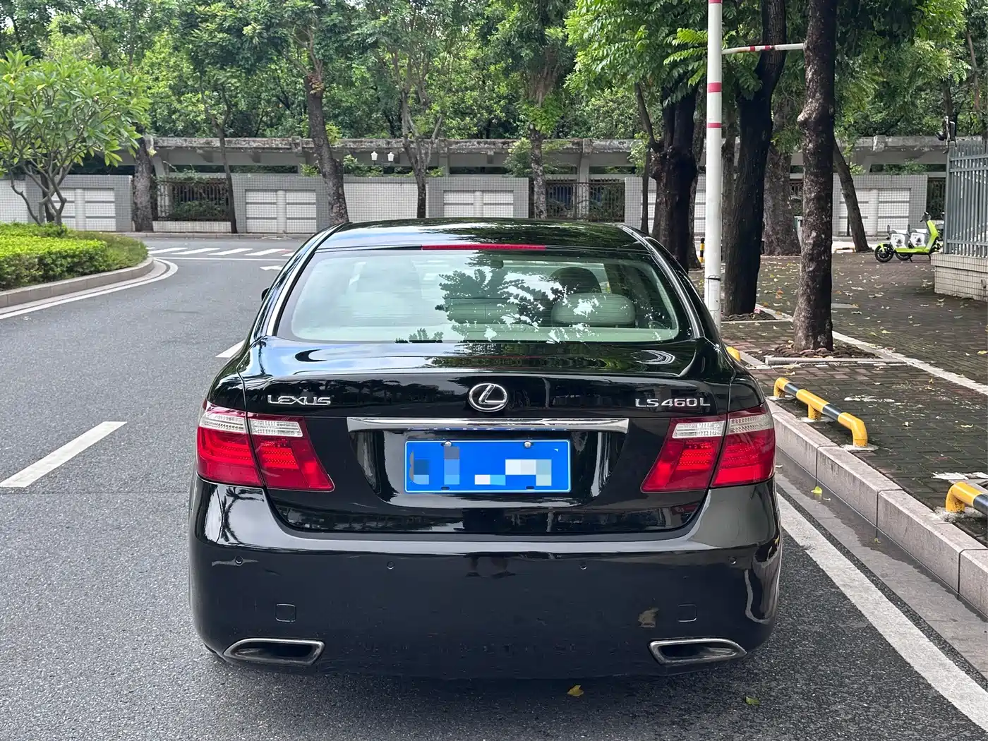 Фото 14 - Lexus LS