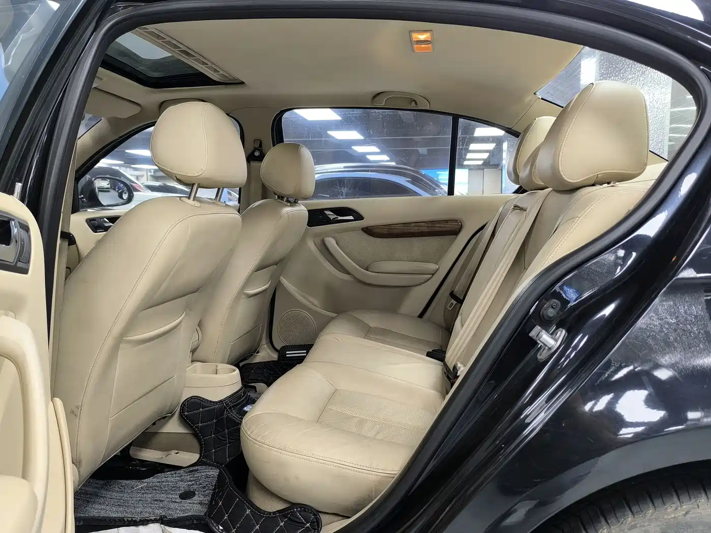 Volkswagen Lavida 2008 2.0L Manual Premium Edition фото 11