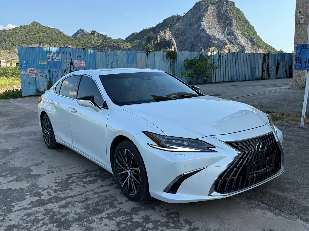 Lexus ES 2022 300h Ultimate Edition