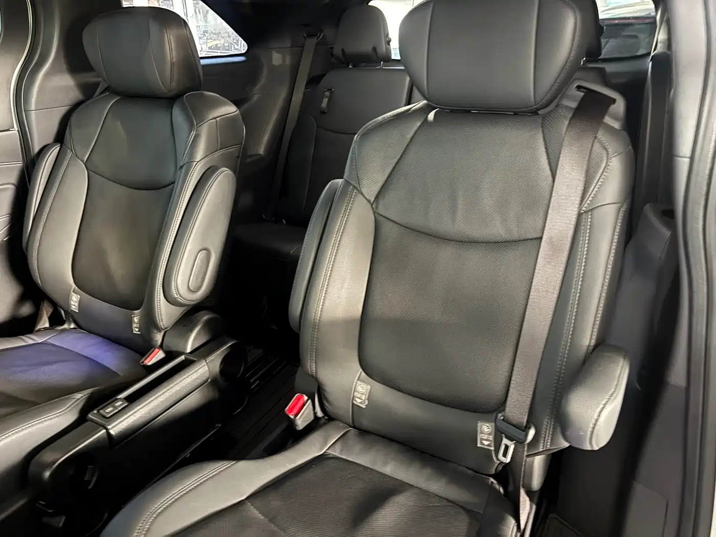 Toyota Sienna 2021 2.5L Hybrid Premium Edition фото 15