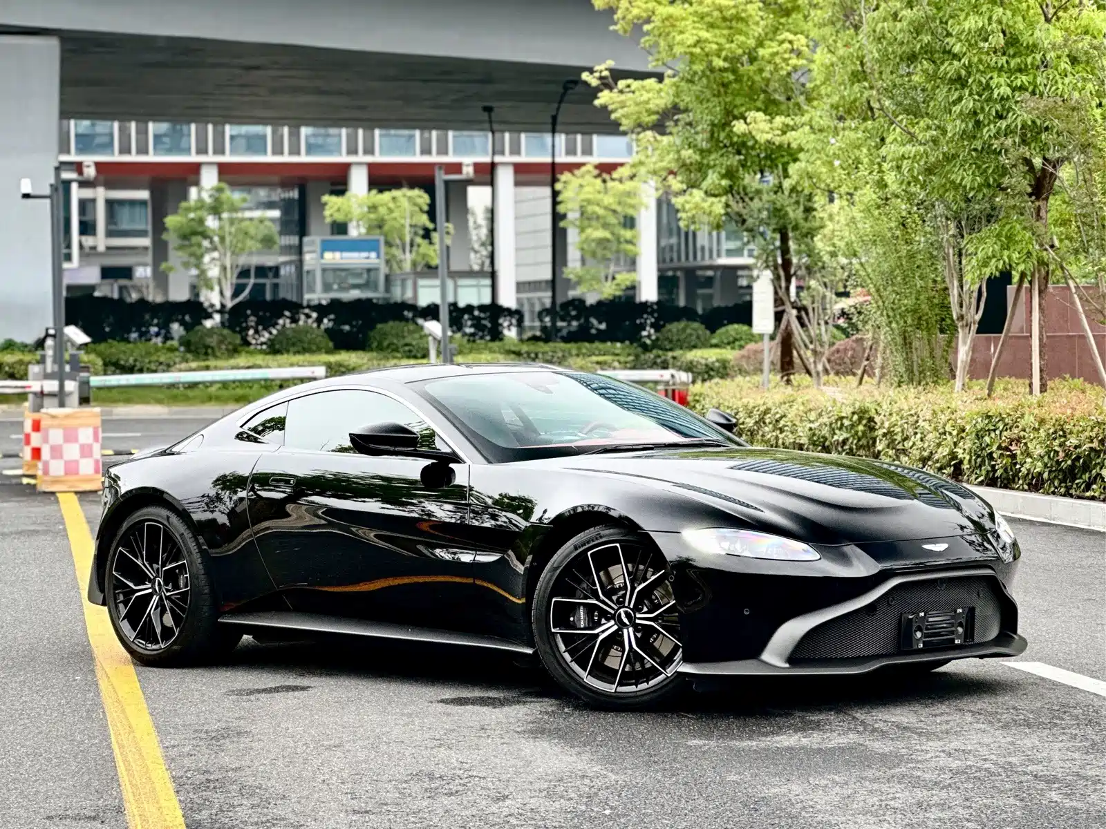 Фото 4 - Aston Martin Vantage