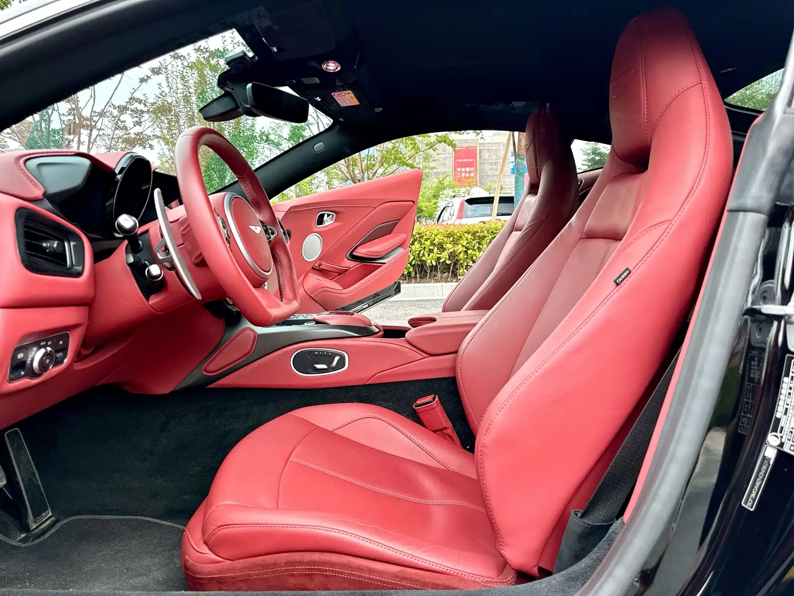 Фото 9 - Aston Martin Vantage