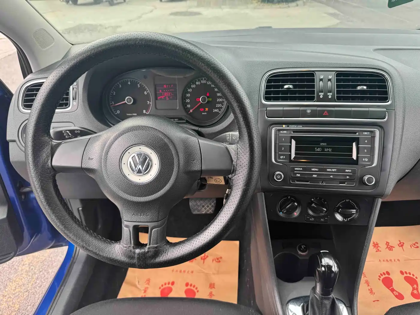 Volkswagen Polo 2011 1.4L Automatic Style Edition фото 12
