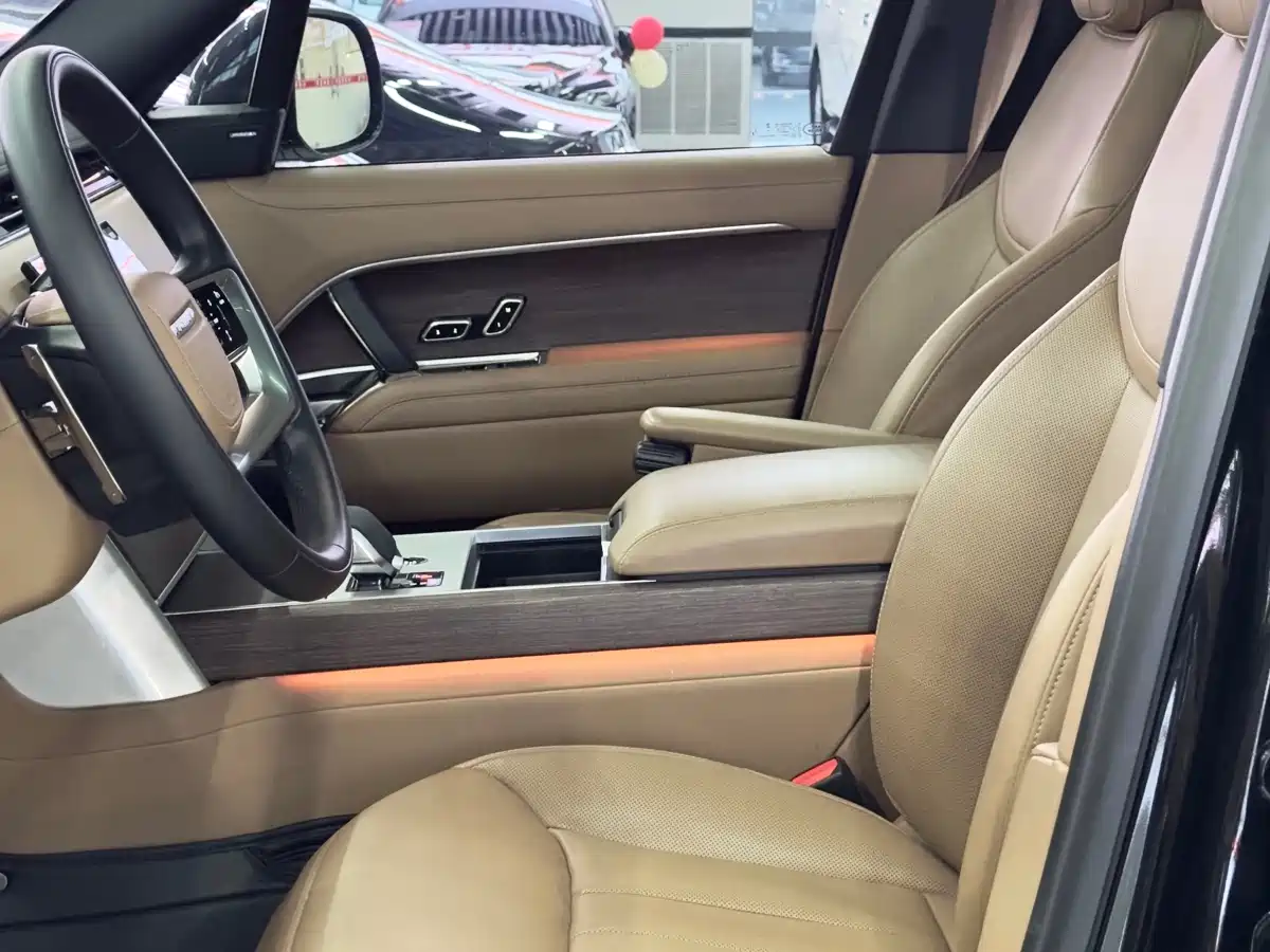 Land Rover Range Rover 2024 3.0 L6 400PS Golden Age Extended 7-Seater фото 7