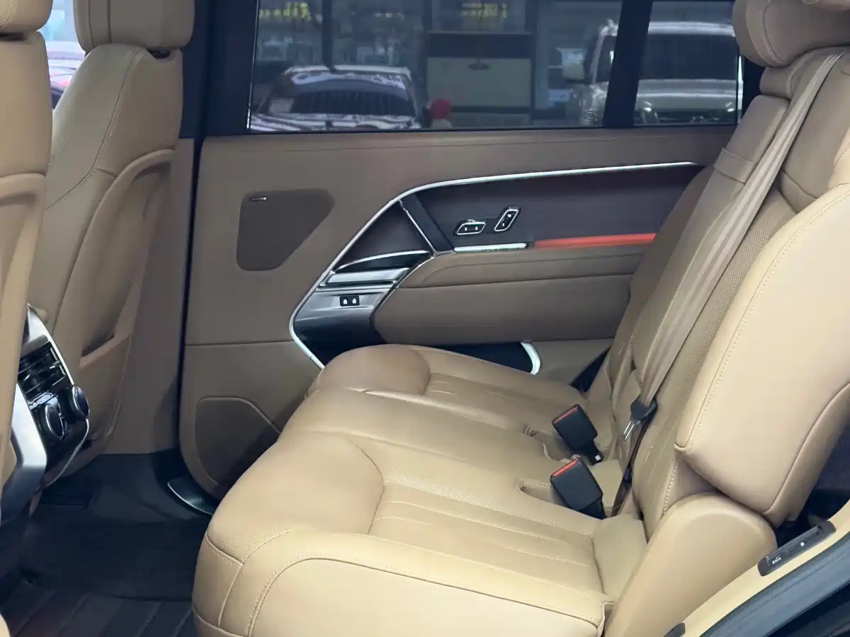 Land Rover Range Rover 2024 3.0 L6 400PS Golden Age Extended 7-Seater фото 17