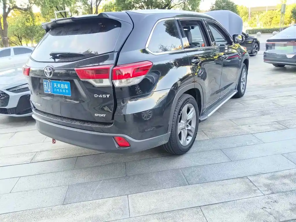 Photo 2 - Toyota Highlander