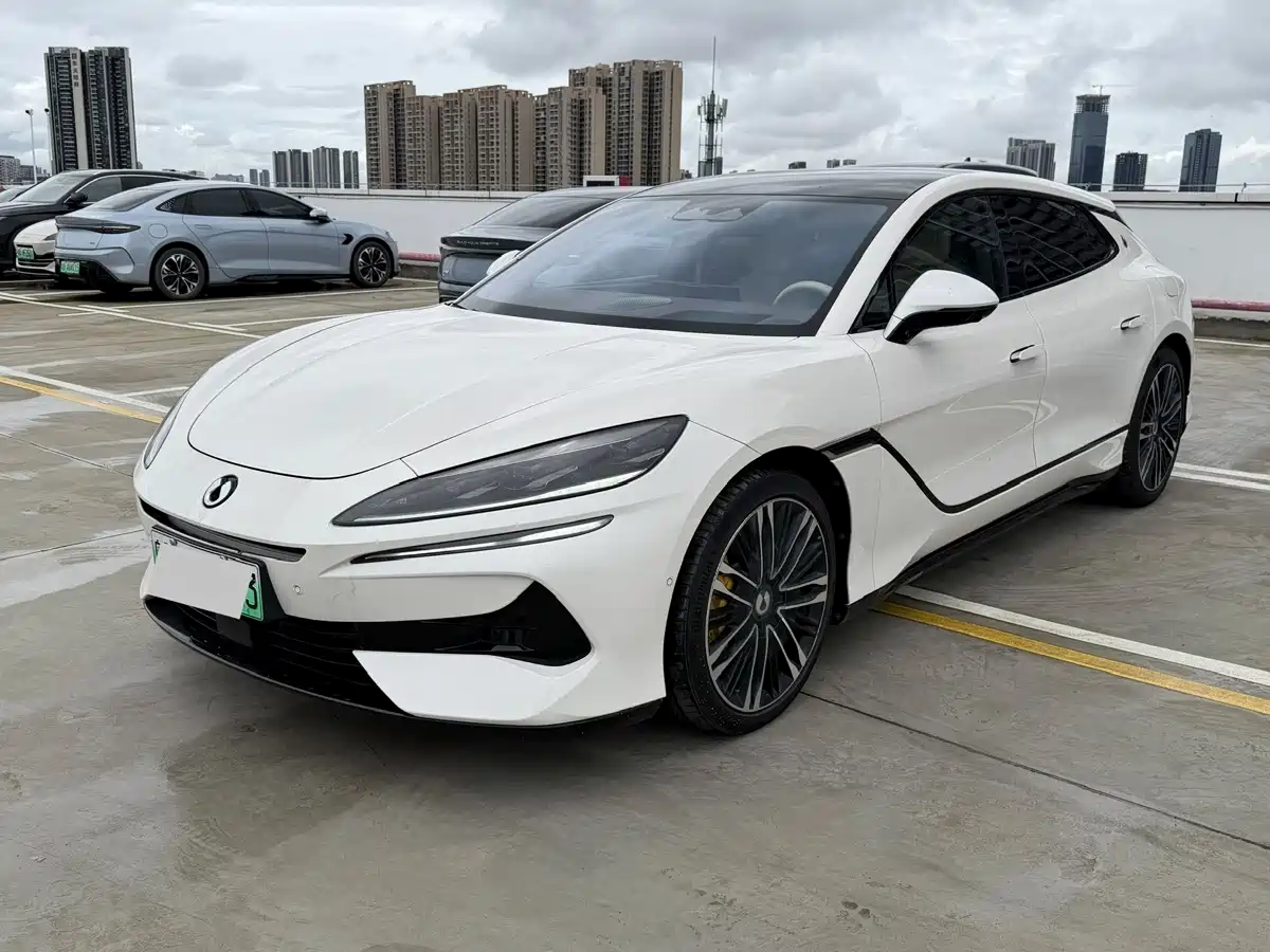 Photo 2 - Denza Z9GT