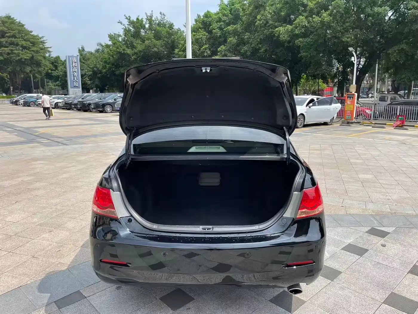 Фото 24 - Toyota Camry