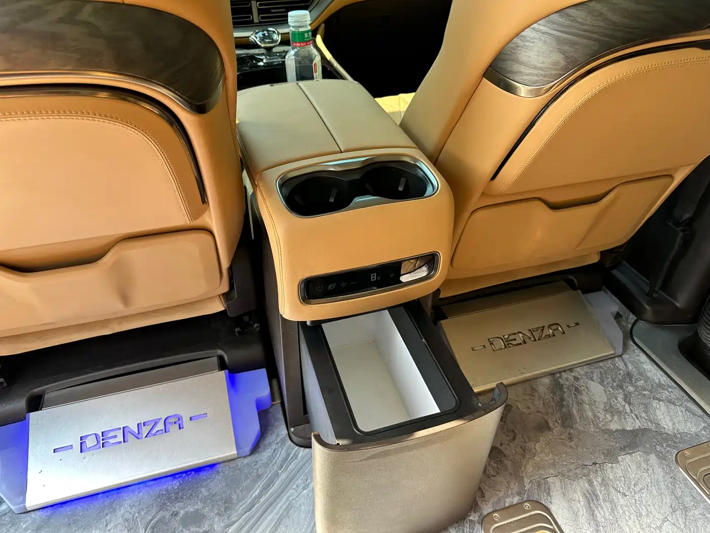 Denza D9 2024 DM-i 980 AWD Premium фото 12
