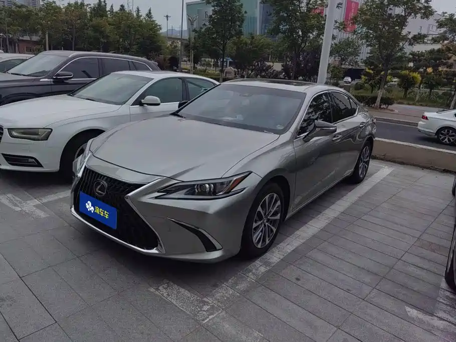 Lexus ES 2022 300h Excellence Edition