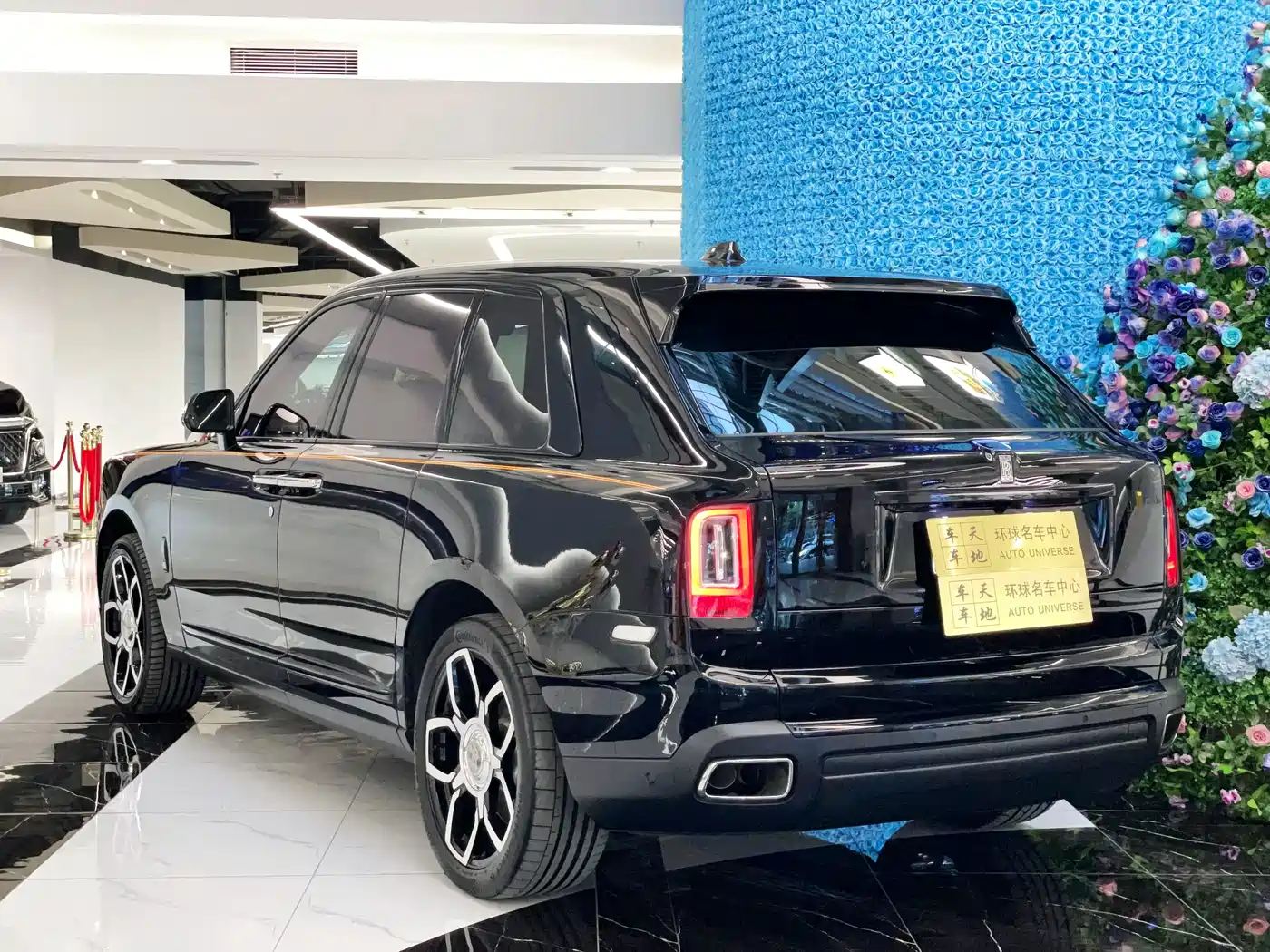 Rolls-Royce Cullinan 2022 2021 Black Badge Neon Nights