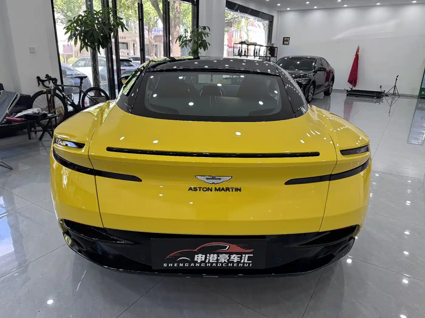 Фото 4 - Aston Martin DB11