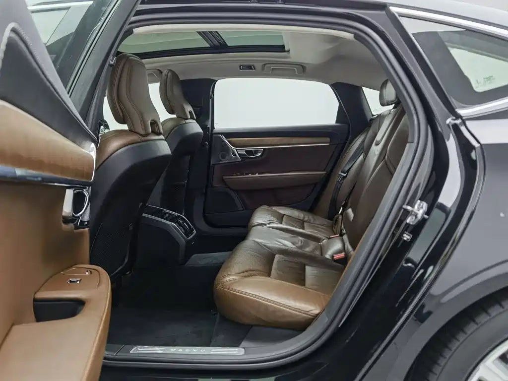 صورة 15 - Volvo S90