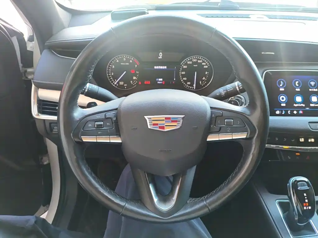 Фото 11 - Cadillac XT4