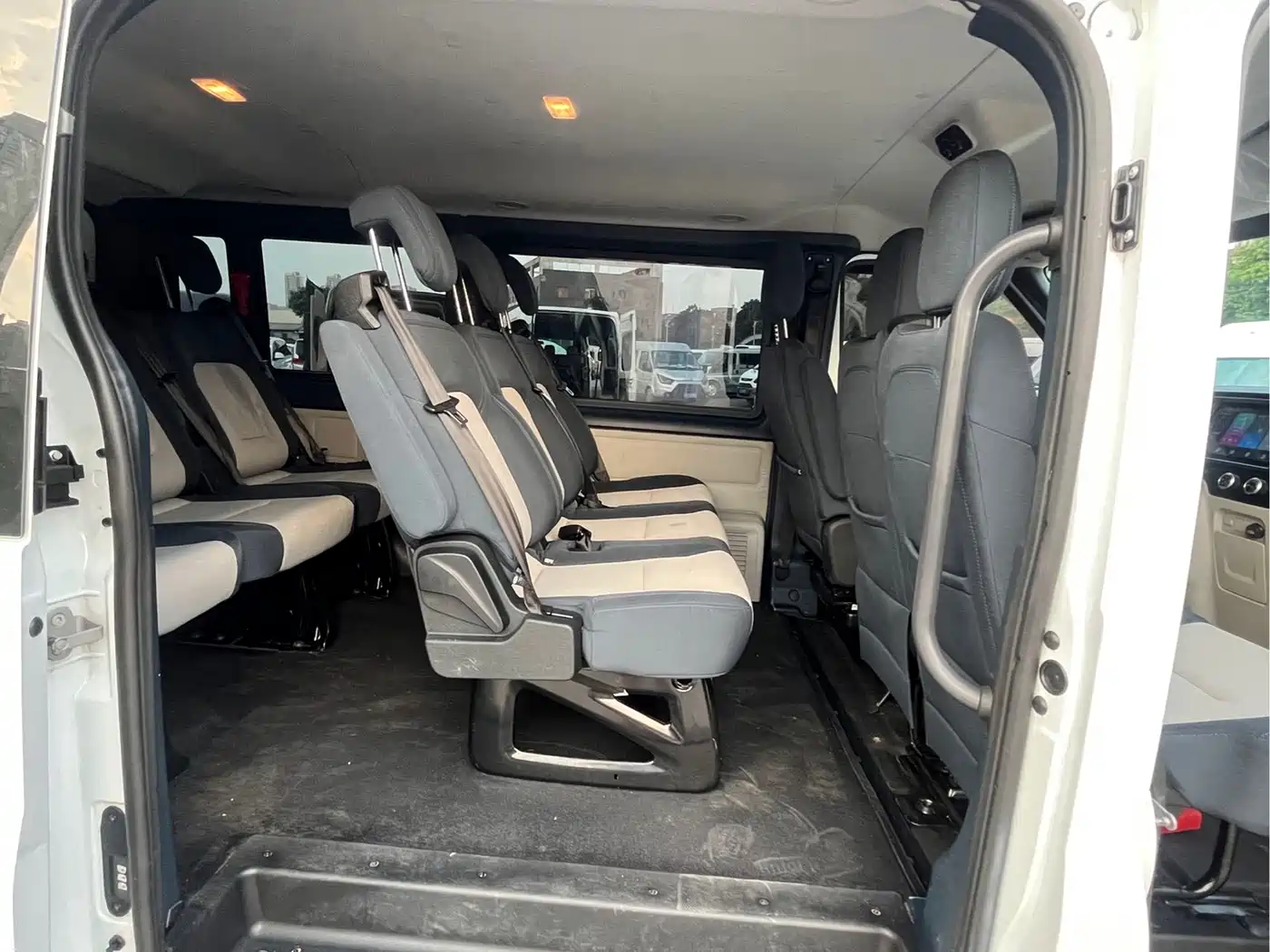Jiangling JMC Fushun 2025 2025 Model 2.0T Manual Diesel Short Wheelbase Medium Roof Commuter Version 9 Seats (Rear AC)