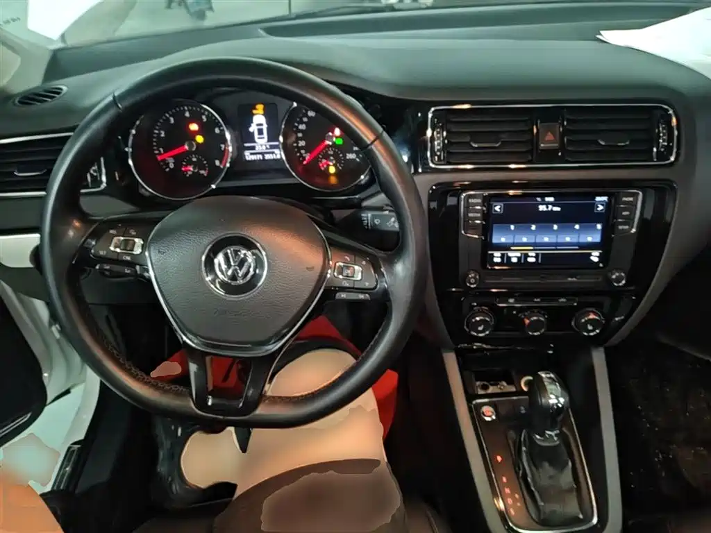 Volkswagen Sagitar 2018 180TSI DSG Premium Edition фото 10