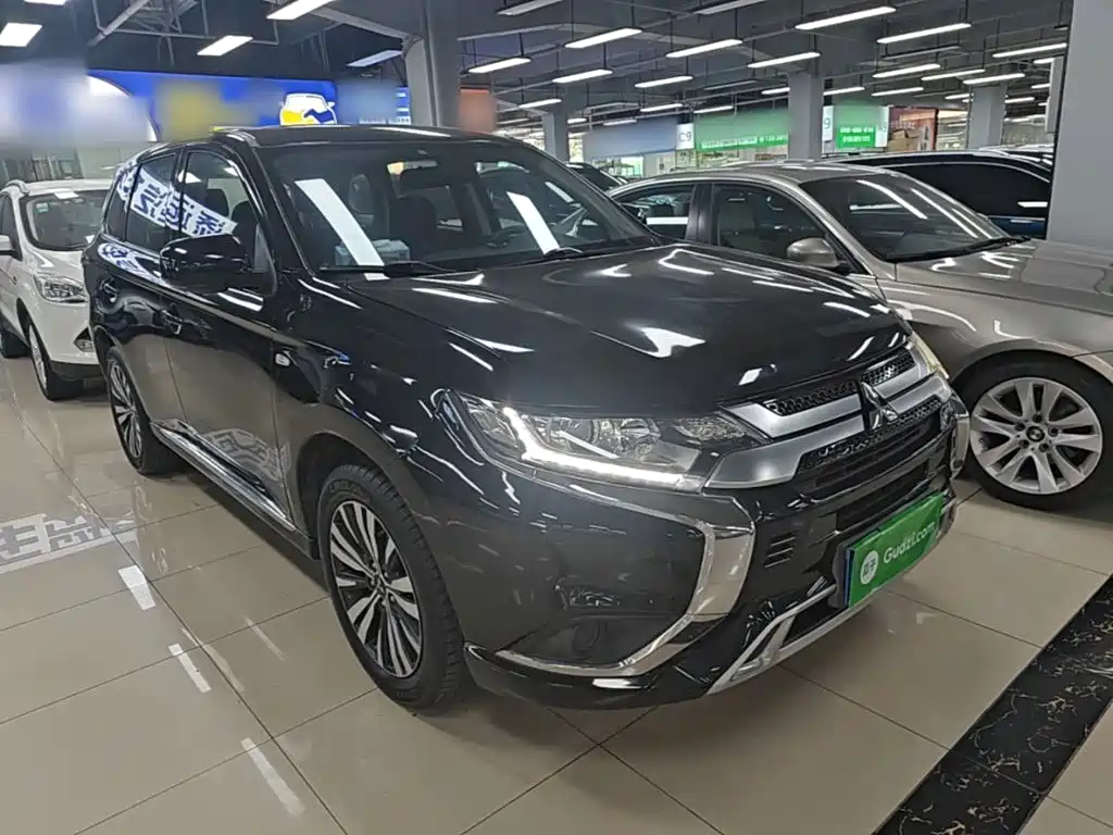 Photo 4 - Mitsubishi Outlander