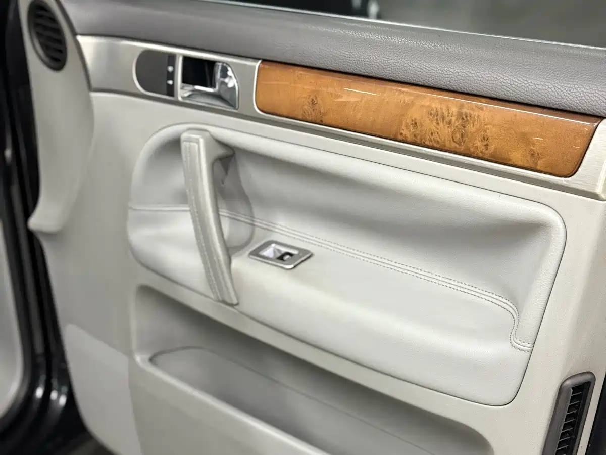 Volkswagen Touareg 2010 3.6 Limited Luxury Edition фото 16