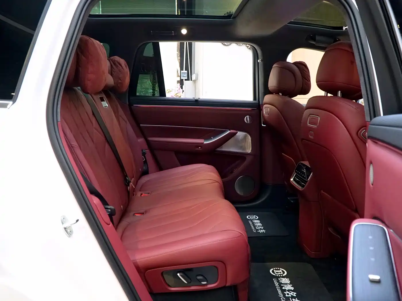 AITO Wenjie AITO M8 2025 Range Extender Max+ Edition 53.4kWh 5-seater фото 10