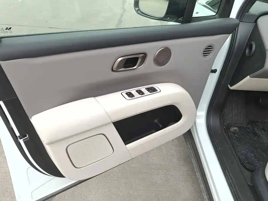 Li Auto i6 2026 2025 2WD Base Model
