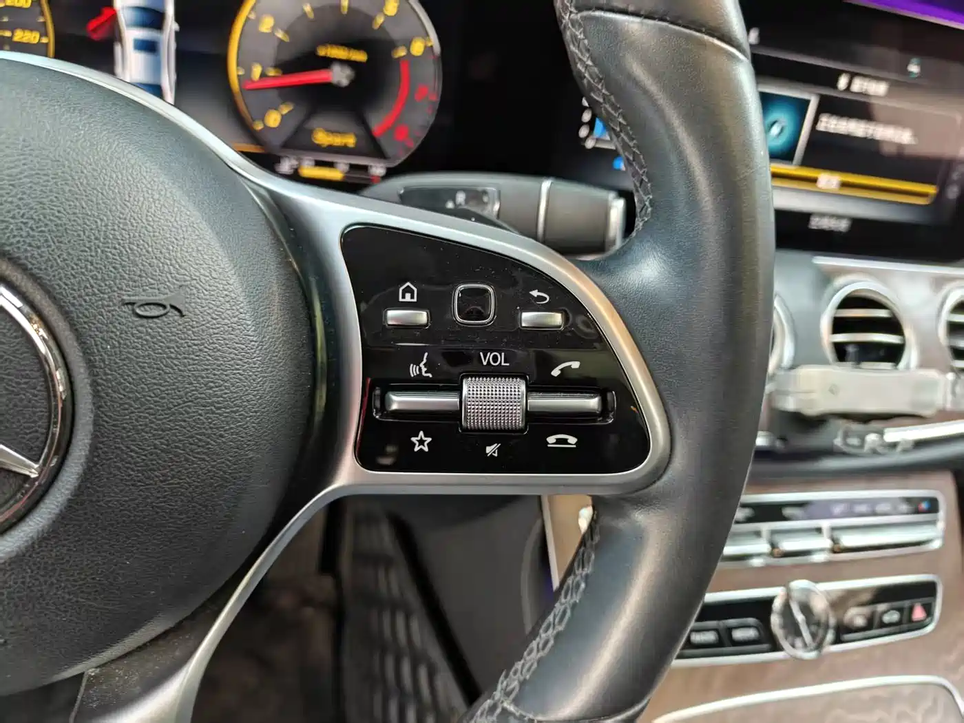 Mercedes-Benz E-Class 2019 E 300 L Fashion фото 32