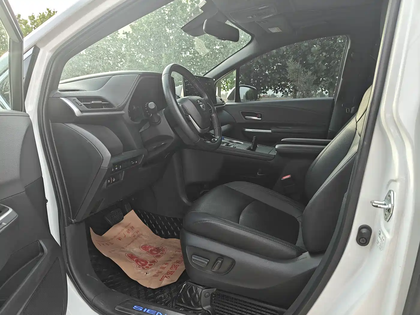Toyota Sienna 2021 2.5L Hybrid Premium Edition фото 8