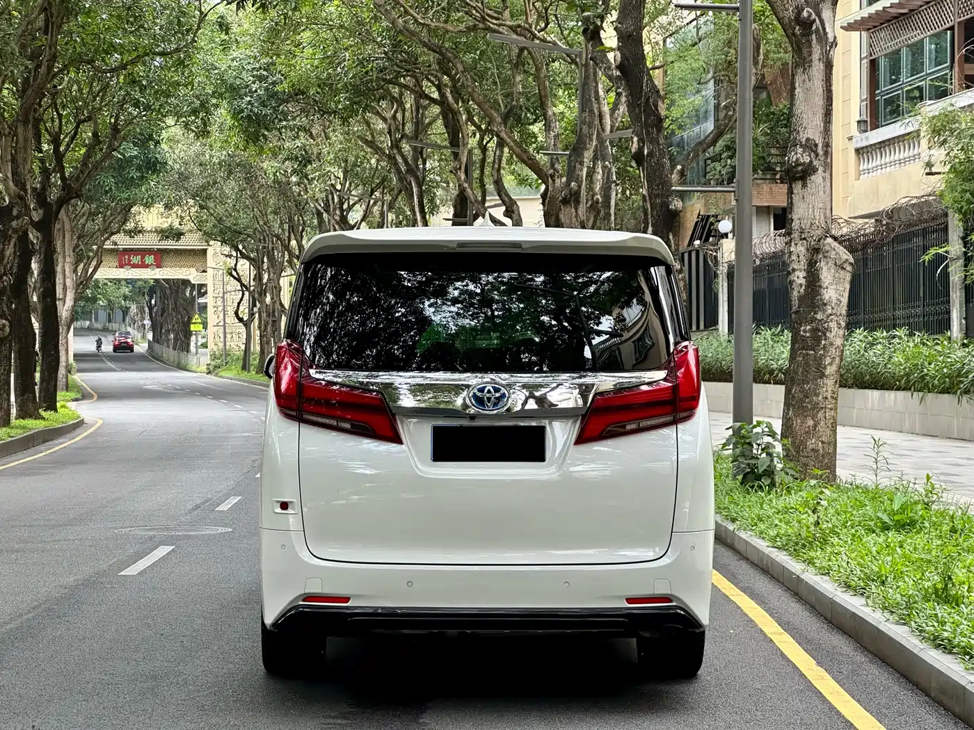 Toyota Alphard 2020 Hybrid 2.5L Premium Edition фото 21