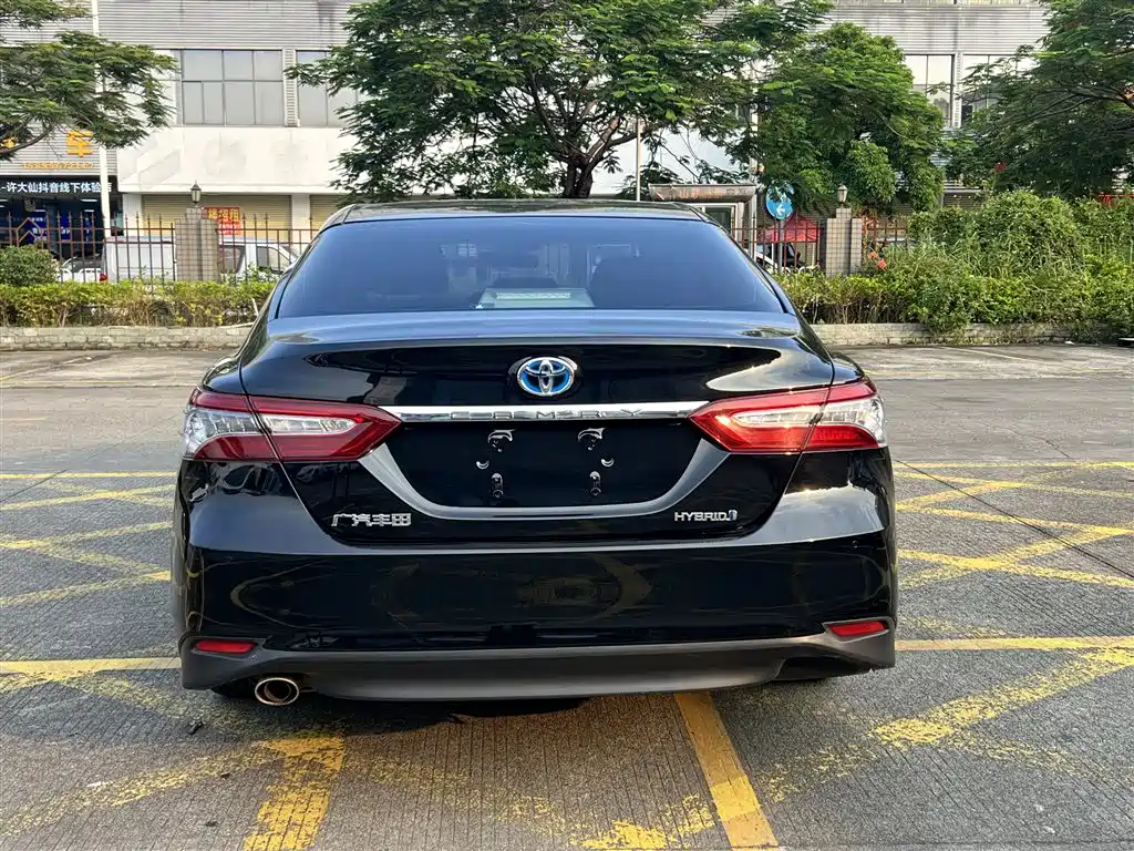 Фото 8 - Toyota Camry