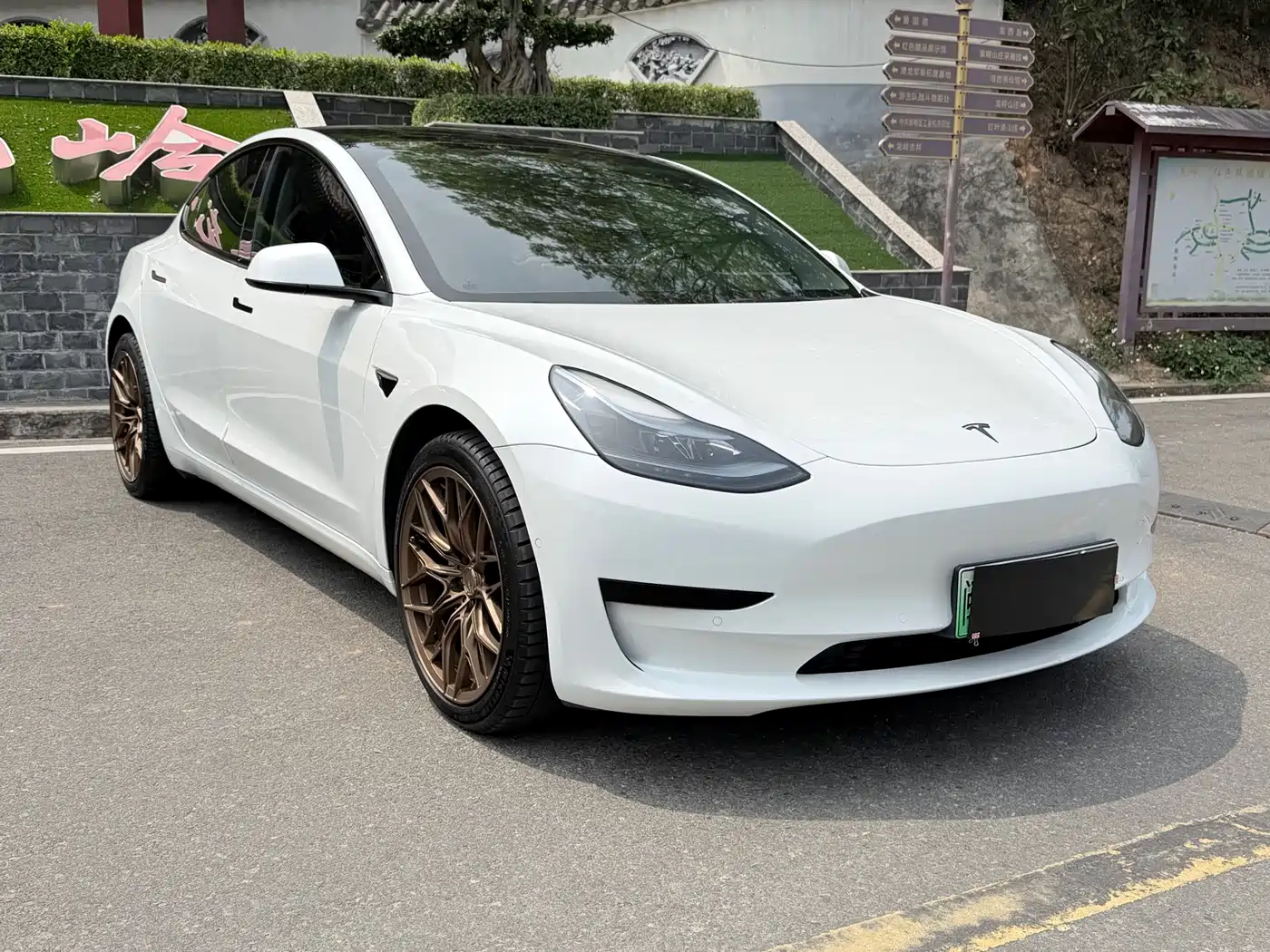 TESLA MODEL 3