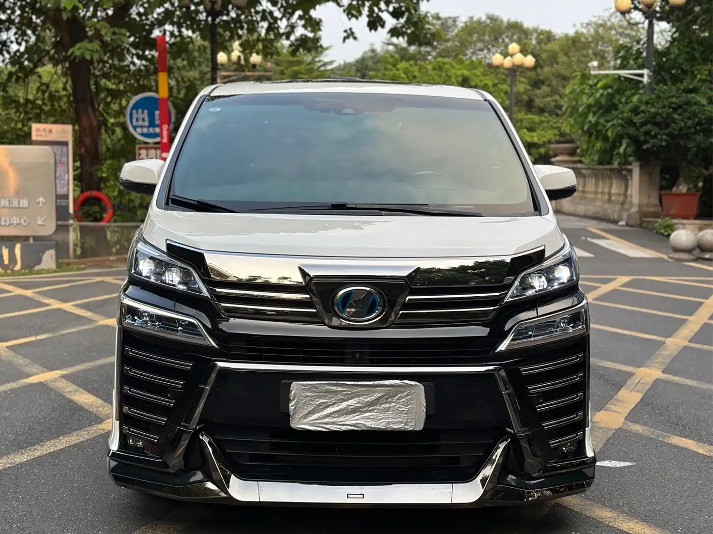 Photo 2 - Toyota Vellfire