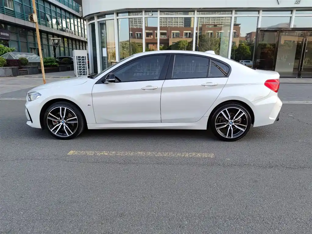 BMW 1 Series 2021 125i M Sport Black Night Edition фото 14
