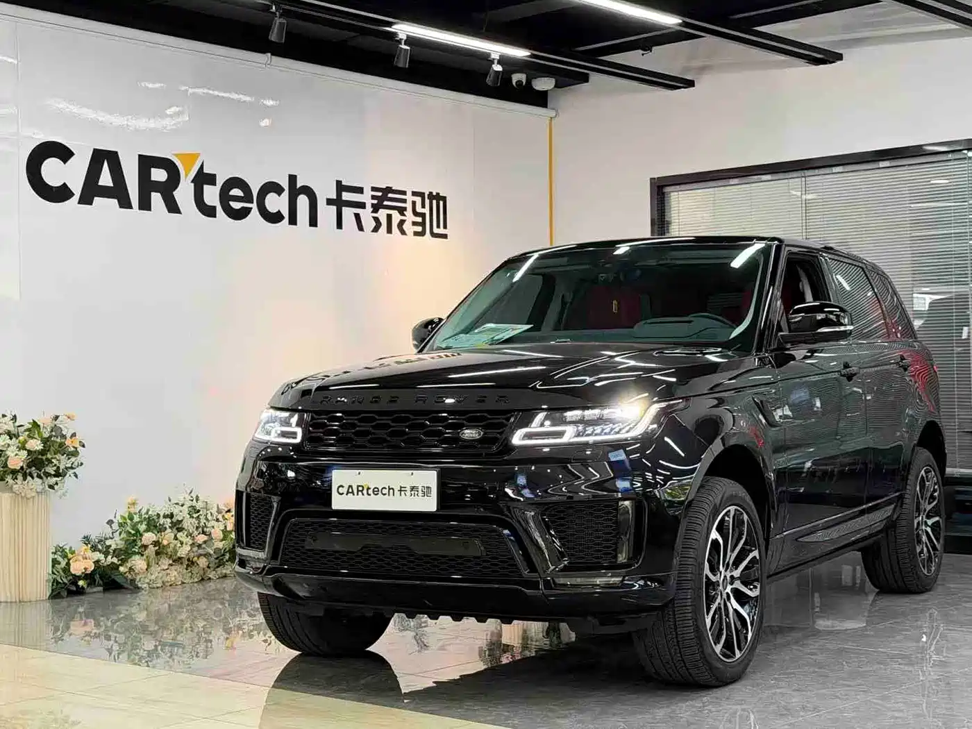 Land Rover Range Rover Sport 2022 3.0 L6 Gloss Black Edition фото 2