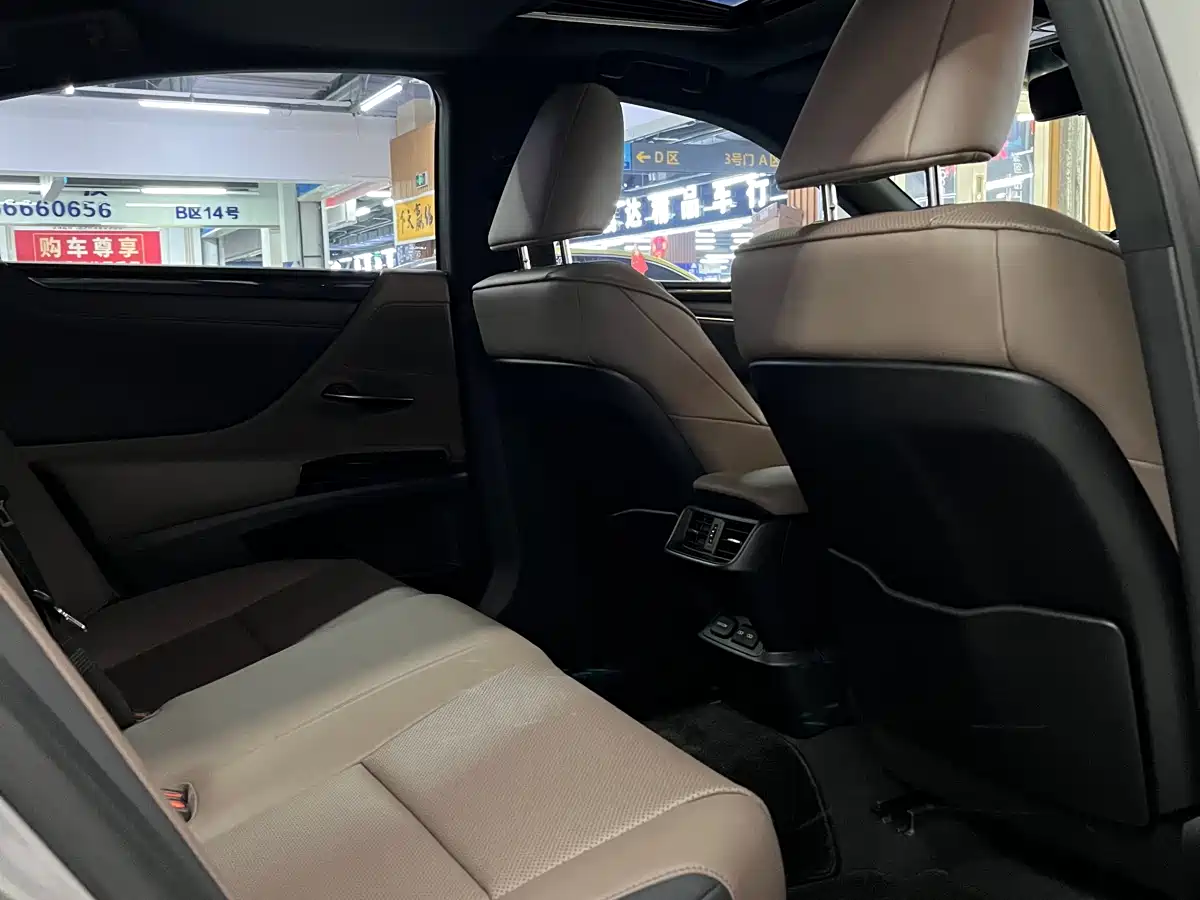 Lexus ES 2023 200 Excellence Edition фото 12