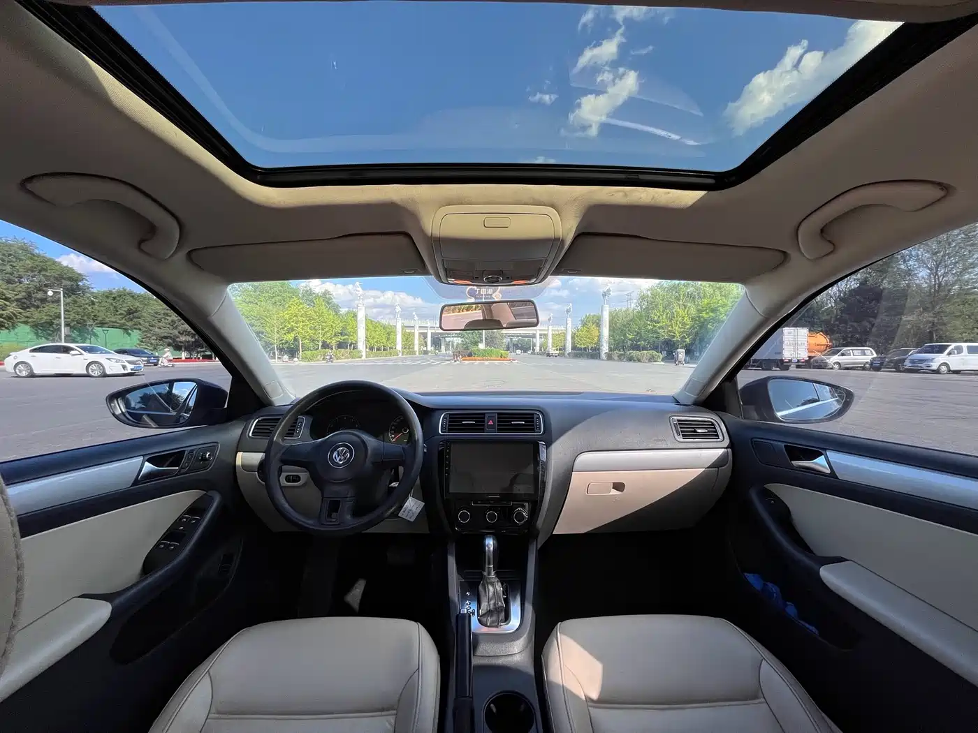 Volkswagen Sagitar 2014 1.6L Automatic Comfort фото 5
