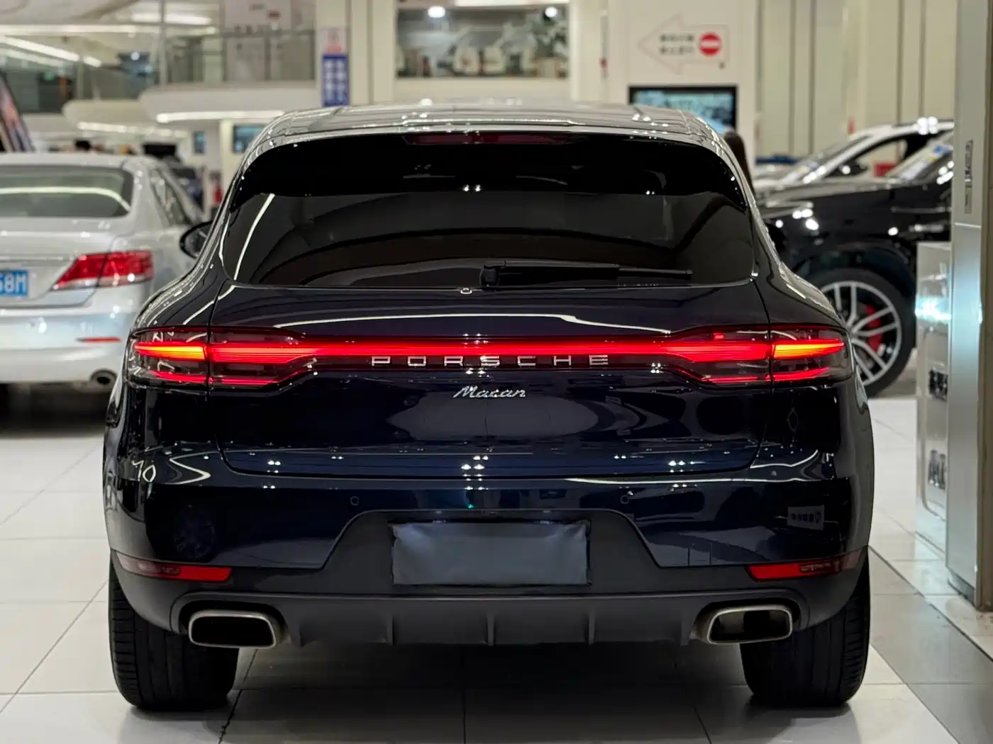 PORSCHE MACAN