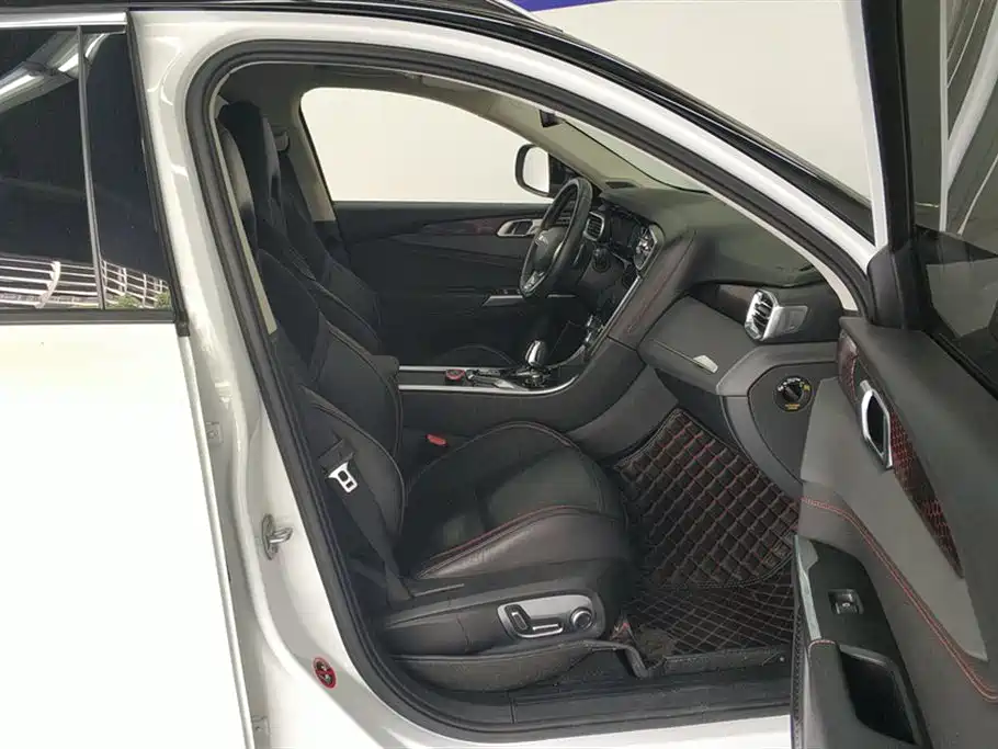Lynk & Co 01 2017 2.0T AWD Pro фото 8