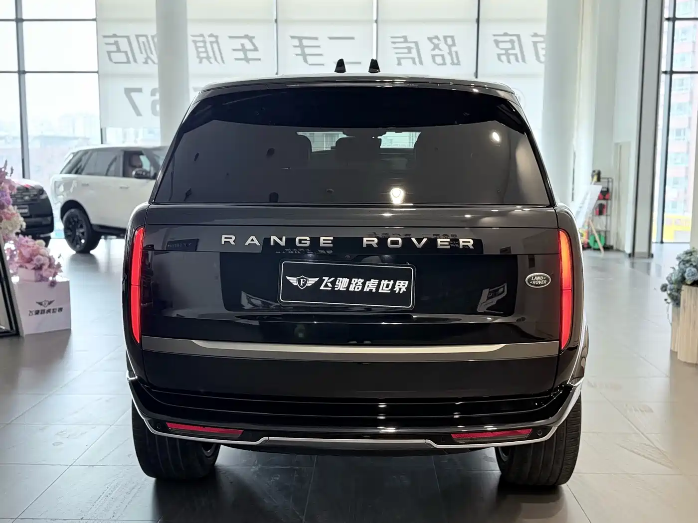 Land Rover Range Rover 2023 3.0 L6 360PS Golden Age Edition фото 23
