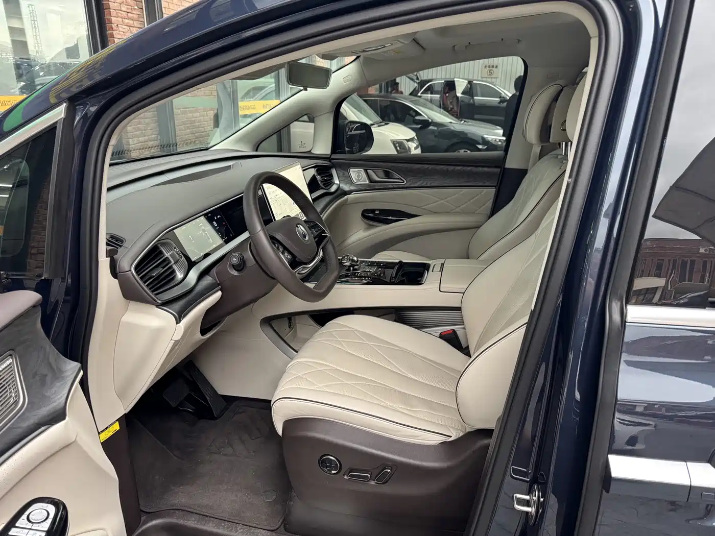 Denza D9 2025 2024 DM-i 980 AWD Premium