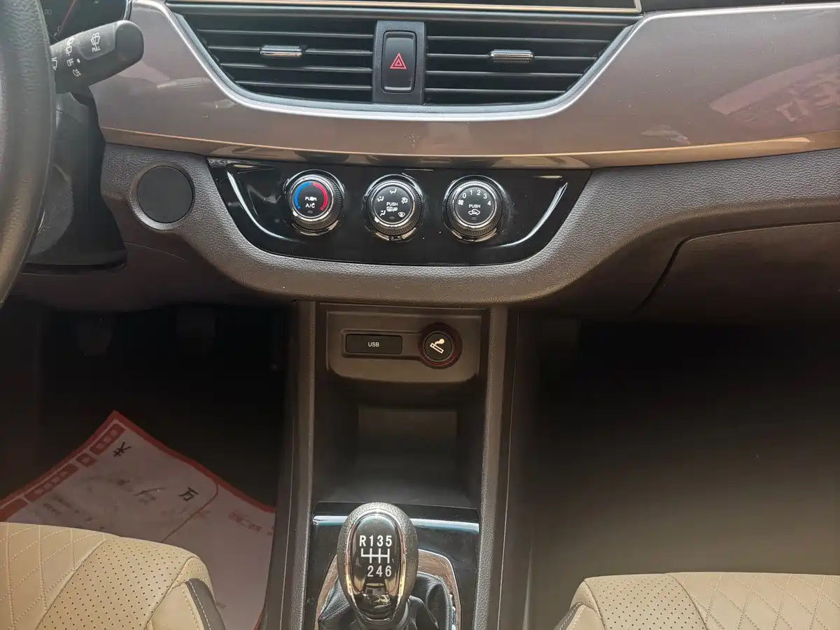 Baojun 310W 2018 2017 1.5L Manual Fashion Edition (China V)