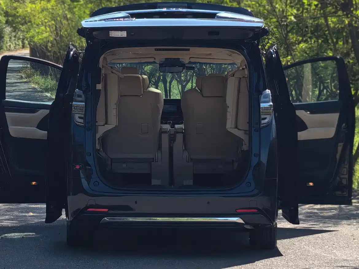 Фото 7 - Toyota Vellfire