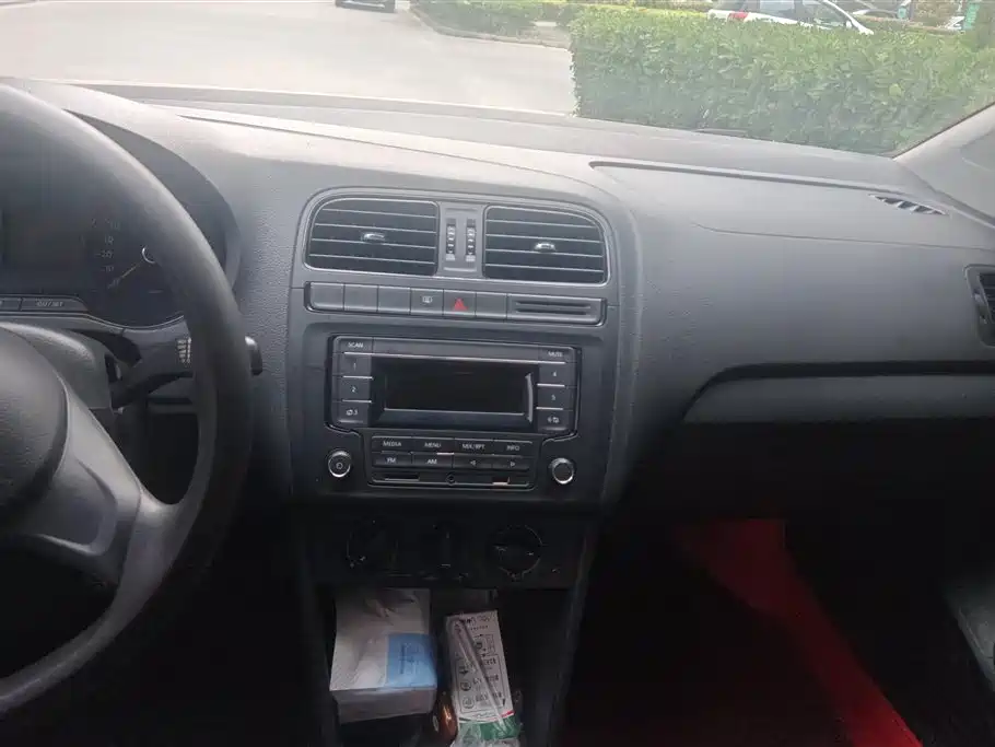 Volkswagen Polo 2014 1.4L Manual Trend Edition фото 13