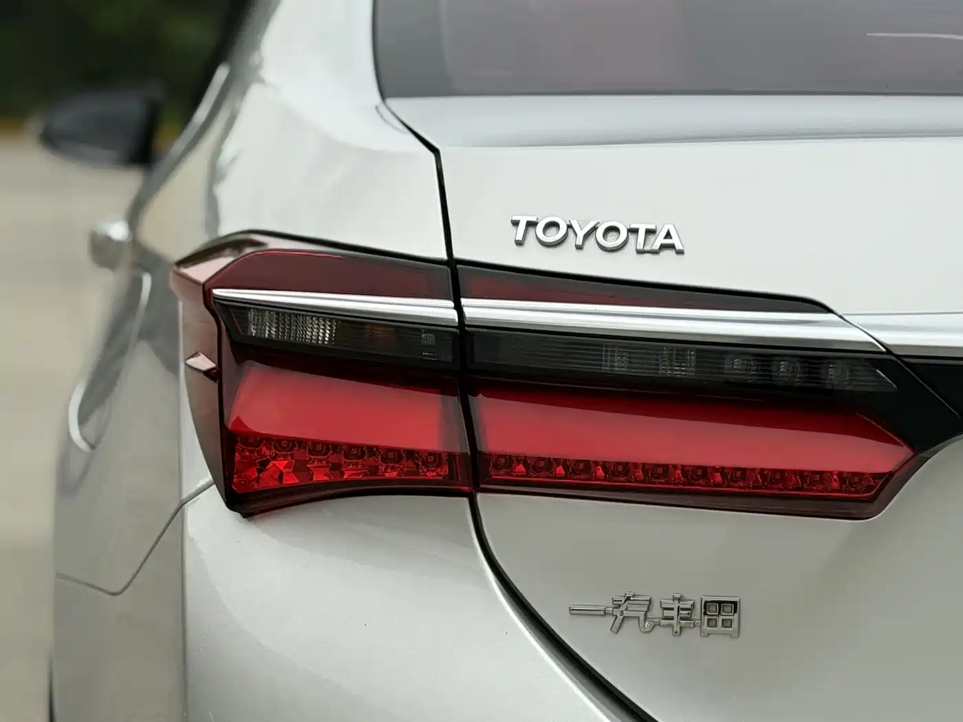 Toyota Corolla 2017 Facelift Hybrid 1.8L E-CVT Leading Edition фото 4