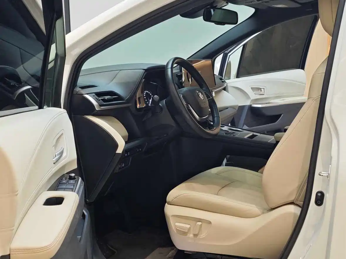 Toyota Sienna 2021 2.5L Hybrid Premium Edition фото 6