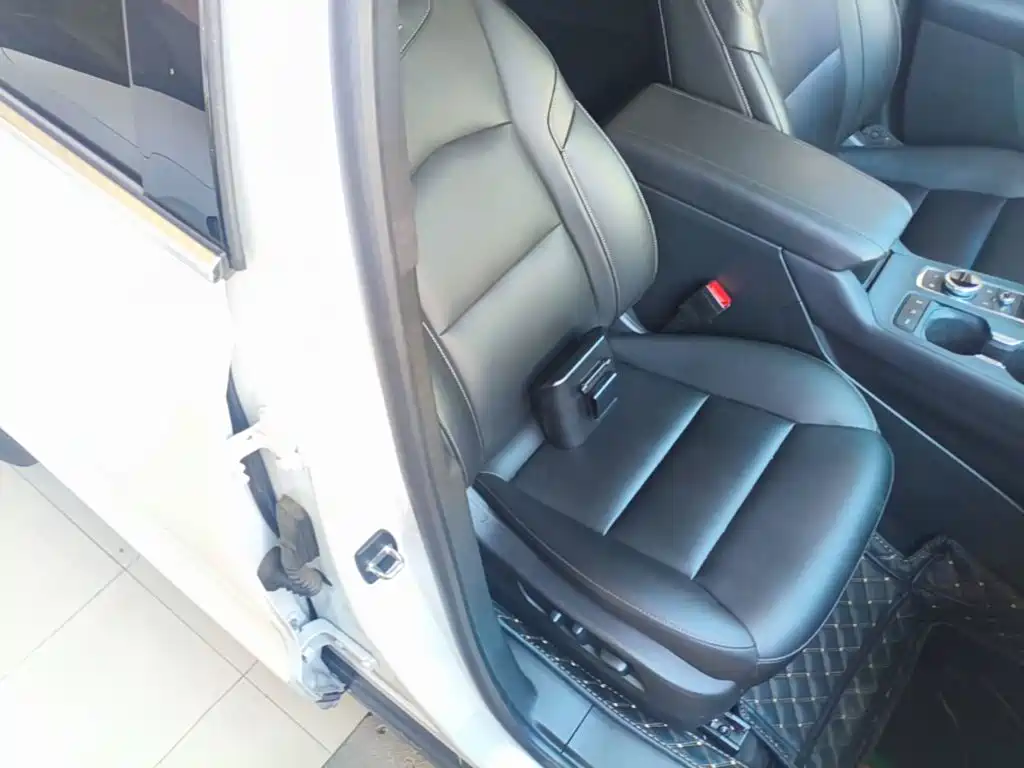 Фото 25 - Cadillac XT4