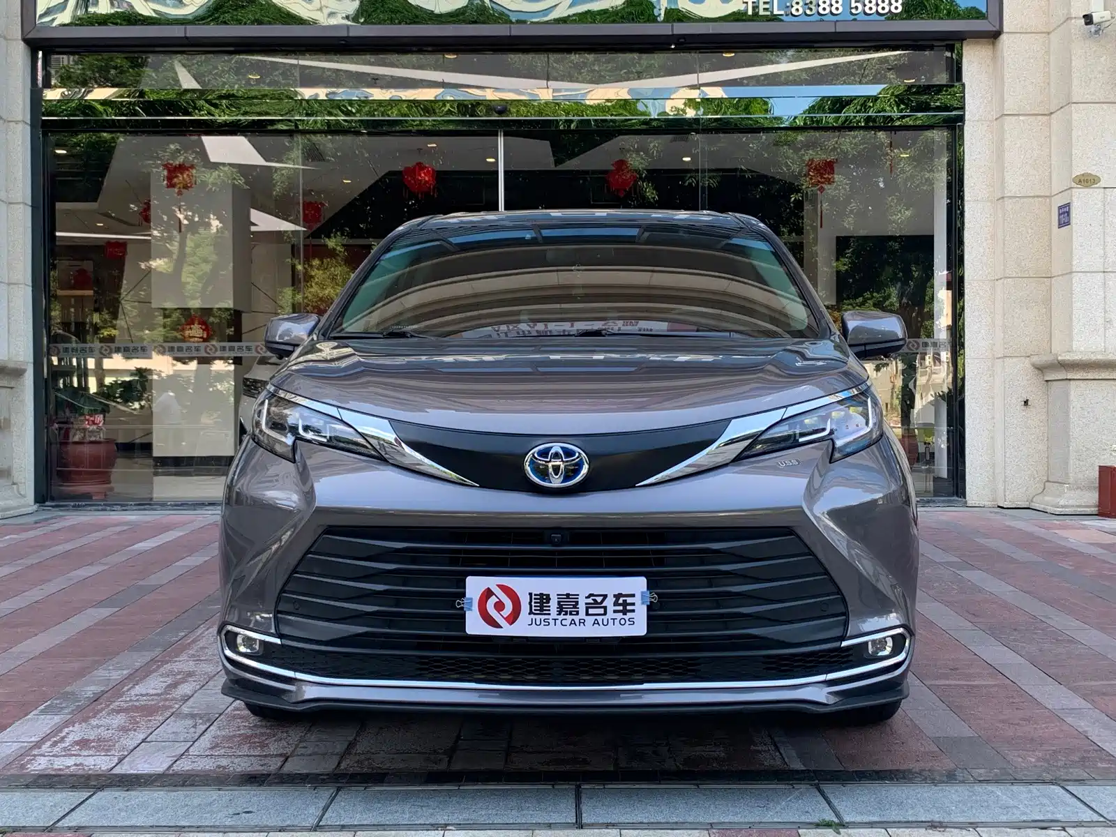 Photo 2 - Toyota Sienna