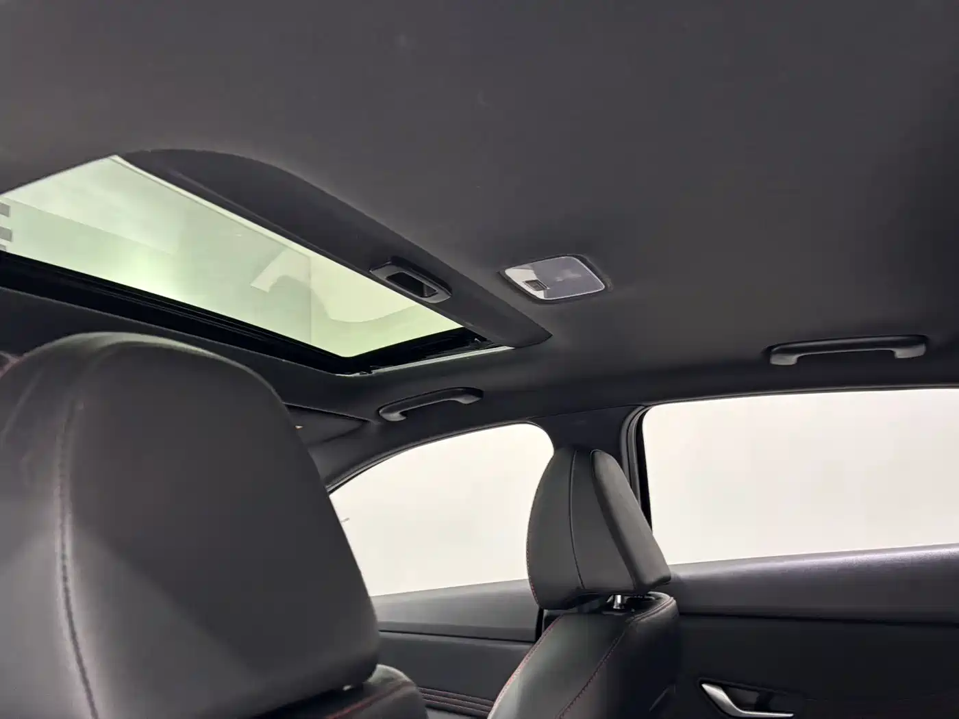 Hyundai Elantra 2022 1.5L CVT 20th Anniversary Edition фото 19