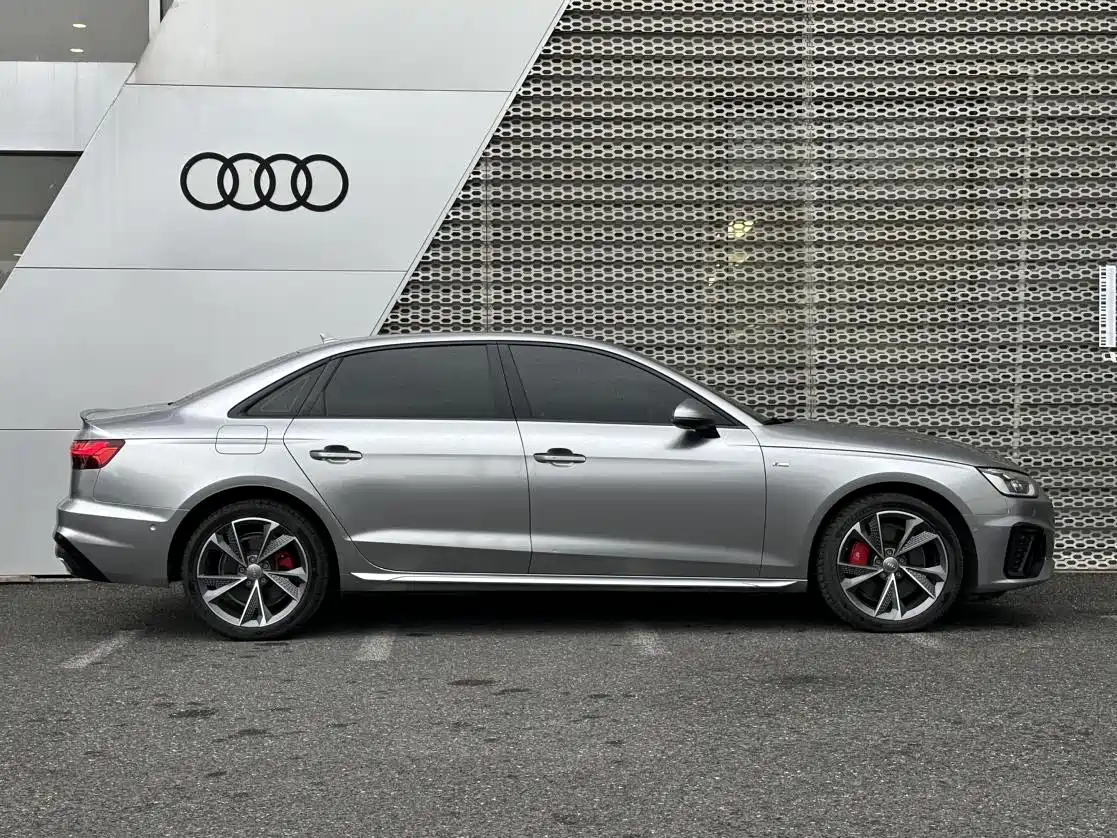 Audi A4L 2020 40 TFSI quattro Luxury Dynamic фото 3